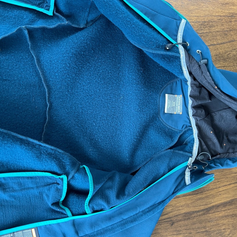 Icebreaker women’s waterproof jacket - Picture 3 of 9